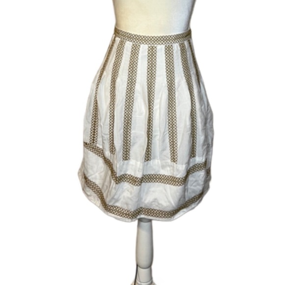 BCBGMaxAzria Dresses & Skirts - ⭐️3For$25 BCBGMAXAZRIA White and Gold Women's Skirt